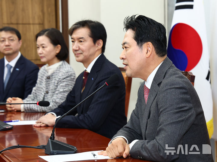 [서울=뉴시스] 김명년 기자 = 장동혁 국민의힘 대표가 1일 오전 서울 여의도 국회에서 조국 조국혁신당 대표와 만나 발언하고 있다. 2025.12.01. kmn@newsis.com