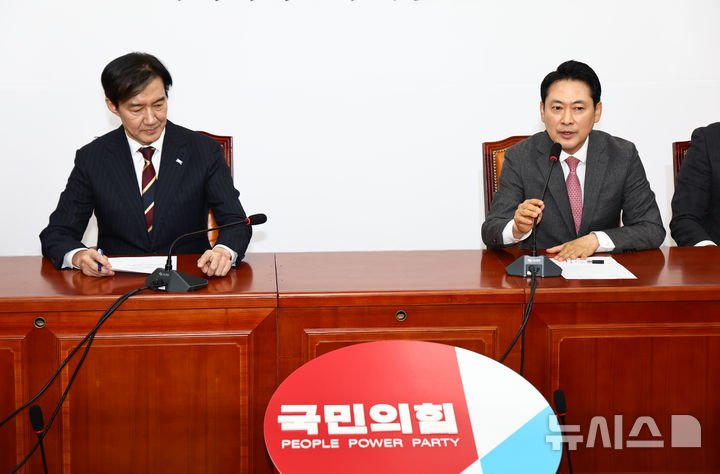 [서울=뉴시스] 김명년 기자 = 장동혁 국민의힘 대표가 1일 오전 서울 여의도 국회에서 조국 조국혁신당 대표와 만나 발언하고 있다. 2025.12.01. kmn@newsis.com