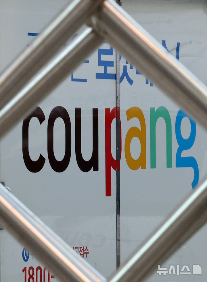 [서울=뉴시스] 이영환 기자 = 1일 오전 서울의 한 차고지에 쿠팡 배송 차량이 주차되어 있다.쿠팡은 잇따른 노동자 사망사고와 퇴직금 미지급 무마 사건, 약 3천400만명의 대규모 개인정보 유출 등 사회적 논란이 지속되고 있다. 2025.12.01. 20hwan@newsis.com