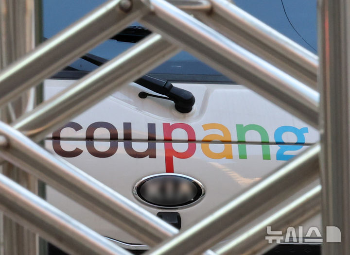 [서울=뉴시스] 이영환 기자 = 1일 오전 서울의 한 차고지에 쿠팡 배송 차량이 주차되어 있다. 쿠팡은 잇따른 노동자 사망사고와 퇴직금 미지급 무마 사건, 약 3천400만명의 대규모 개인정보 유출 등 사회적 논란이 지속되고 있다. 2025.12.01. 20hwan@newsis.com