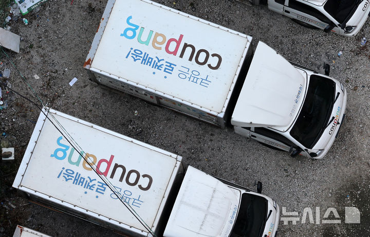 [서울=뉴시스] 이영환 기자 = 1일 오전 서울의 한 차고지에 쿠팡 배송 차량이 주차되어 있다. 2025.12.01. 20hwan@newsis.com