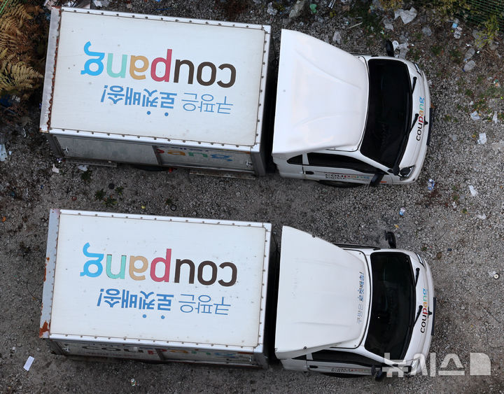 [서울=뉴시스] 이영환 기자 = 1일 오전 서울의 한 차고지에 쿠팡 배송 차량이 주차되어 있다.쿠팡은 잇따른 노동자 사망사고와 퇴직금 미지급 무마 사건, 약 3천400만명의 대규모 개인정보 유출 등 사회적 논란이 지속되고 있다. 2025.12.01. 20hwan@newsis.com