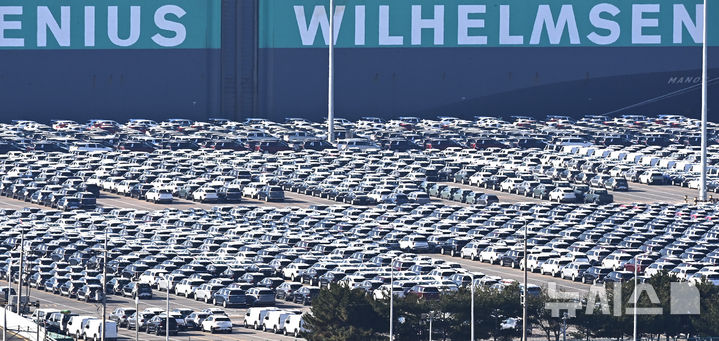 [평택=뉴시스] 23일(현지 시간) FT에 따르면 미국 신차 가격이 크게 오르면서 소비자들의 평균 자동차 할부금이 750달러(약 111만원)를 넘은 것으로 나타났다. 사진은 이달 경기 평택항 자동차전용부두에 수출용 차량이 세워져 있는 모습. (사진=뉴시스DB) 2025.12.24. 