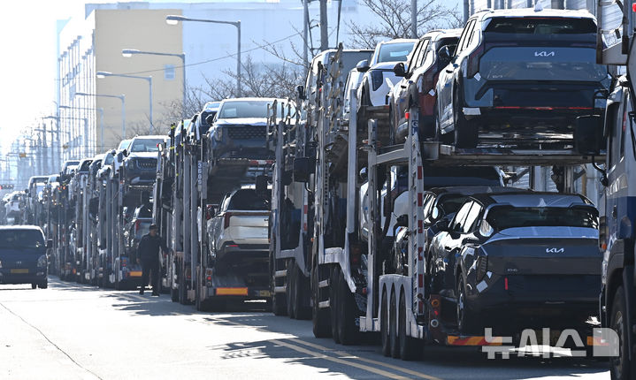 [평택=뉴시스] 김종택기자 = 지난 1일 경기 평택항에 수출용 차량을 실은 카캐리어가 대기하고 있는 모습. 2025.12.01. jtk@newsis.com