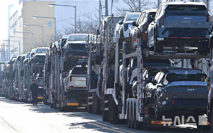 [평택=뉴시스] 김종택기자 = 이날 경기 평택항에 수출용 차량을 실은 카캐리어가 대기하고 있는 모습. 2025.12.01. jtk@newsis.com