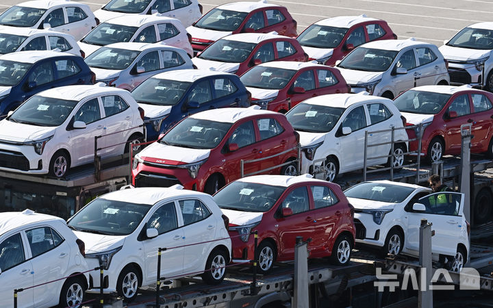 [평택=뉴시스] 김종택기자 = 경기 평택항 자동차전용부두에 수출용 차량이 세워져 있는 모습. 2025.12.01. jtk@newsis.com