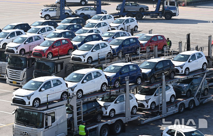 [평택=뉴시스] 김종택기자 = 경기 평택항에 수출용 차량을 실은 카캐리어가 대기하고 있는 모습. 2025.12.01. jtk@newsis.com