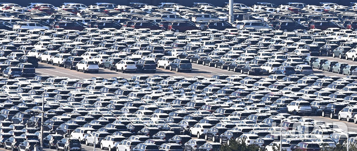 [평택=뉴시스] 김종택기자 = 11월 수출이 전년 동월보다 8.4% 증가하면서 6개월 연속 해당 월 기준 역대 최대 실적을 기록했다. 1일 산업통상부가 발표한 '11월 수출입 동향'에 따르면 수출은 1년 전보다 8.4% 증가한 610억4000만 달러(89조5456억원)이다.자동차 수출은 미국에서 11.3% 성장한 것에 힘입어 전체적으로는 13.7% 증가한 64억 1000만 달러를 기록했다.사진은 이날 경기 평택항 자동차전용부두에 수출용 차량이 세워져 있는 모습. 2025.12.01. jtk@newsis.com