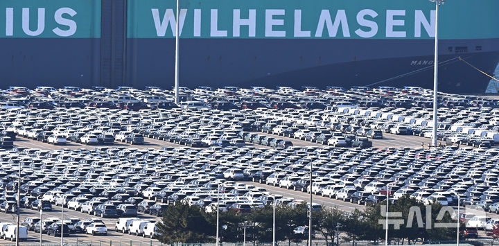 [평택=뉴시스] 김종택기자 = 11월 수출이 전년 동월보다 8.4% 증가하면서 6개월 연속 해당 월 기준 역대 최대 실적을 기록했다. 1일 산업통상부가 발표한 '11월 수출입 동향'에 따르면 수출은 1년 전보다 8.4% 증가한 610억4000만 달러(89조5456억원)이다.자동차 수출은 미국에서 11.3% 성장한 것에 힘입어 전체적으로는 13.7% 증가한 64억 1000만 달러를 기록했다.사진은 이날 경기 평택항 자동차전용부두에 수출용 차량이 세워져 있는 모습. 2025.12.01. jtk@newsis.com