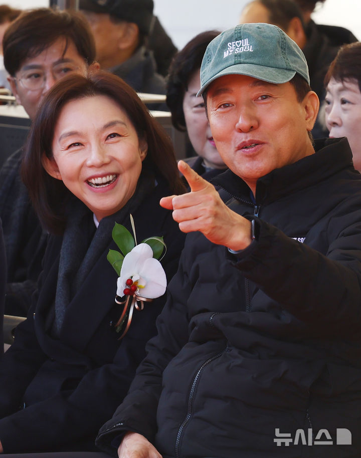 [서울=뉴시스] 박주성 기자 = 최호정 서울시의회 의장과 오세훈 서울시장이 1일 오전 서울 노원구 백사마을 재개발사업 기공식에 참석해 웃으며 이야기를 나누고 있다. 2025.12.01. park7691@newsis.com