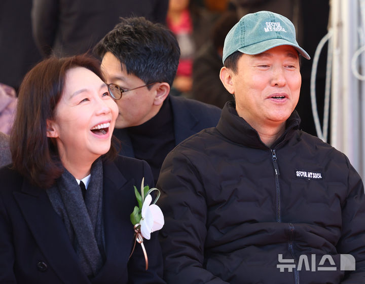 [서울=뉴시스] 박주성 기자 = 최호정 서울시의회 의장과 오세훈 서울시장이 1일 오전 서울 노원구 백사마을 재개발사업 기공식에 참석해 웃으며 이야기를 나누고 있다. 2025.12.01. park7691@newsis.com