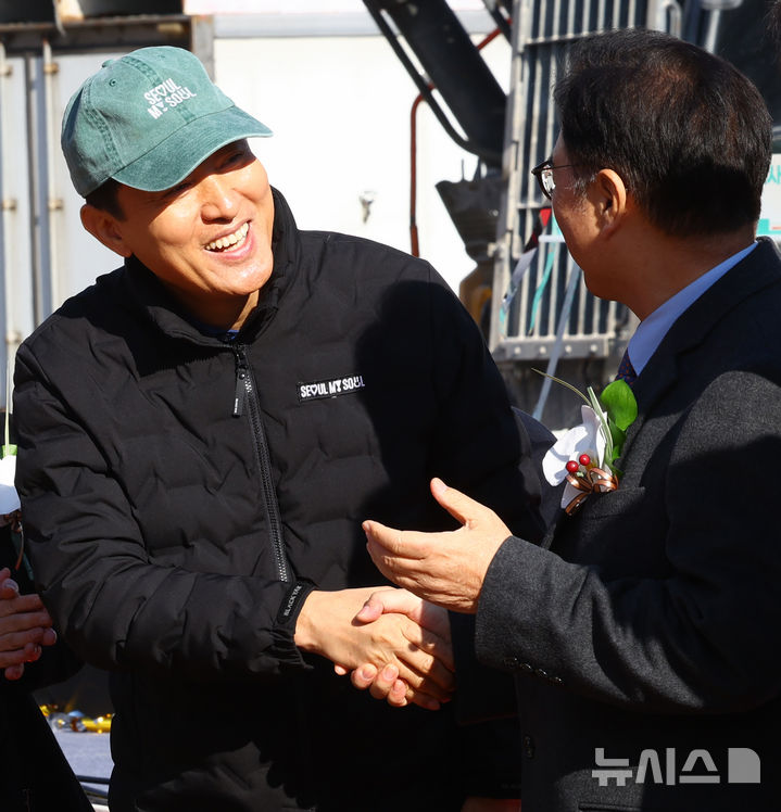 [서울=뉴시스] 박주성 기자 = 우원식 국회의장과 오세훈 서울시장이 1일 오전 서울 노원구 백사마을 재개발사업 기공식에 참석해 인사를 나누고 있다. 2025.12.01. park7691@newsis.com