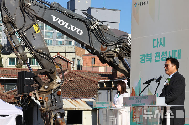 [서울=뉴시스] 박주성 기자 = 우원식 국회의장이 1일 오전 서울 노원구 백사마을 재개발사업 기공식에 참석해 축사를 하고 있다. 2025.12.01. park7691@newsis.com