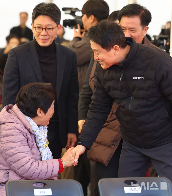 [서울=뉴시스] 박주성 기자 = 오세훈 서울시장이 1일 오전 서울 노원구 백사마을 재개발사업 기공식에 참석하며 주민들과 인사를 나누고 있다. 2025.12.01. park7691@newsis.com