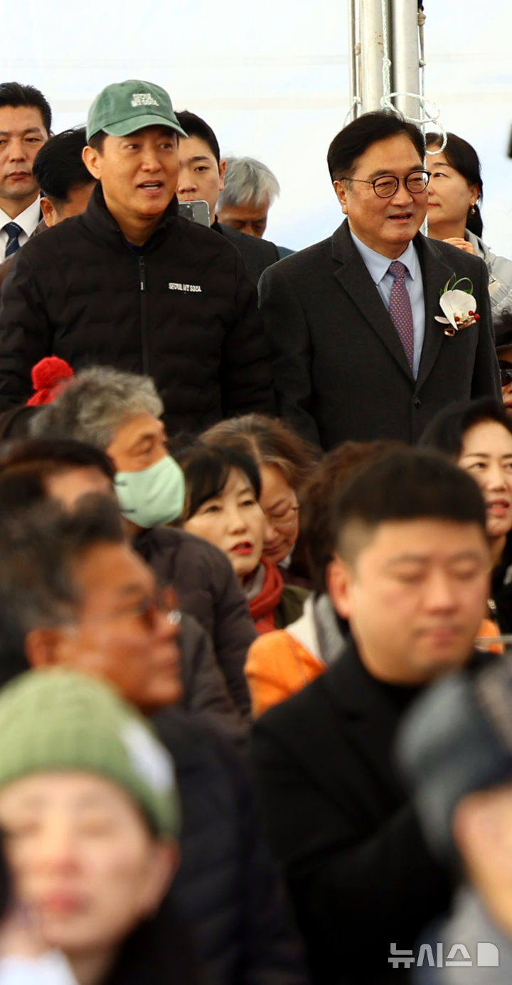 [서울=뉴시스] 박주성 기자 = 우원식 국회의장과 오세훈 서울시장이 1일 오전 서울 노원구 백사마을 재개발사업 기공식에 참석하고 있다. 2025.12.01. park7691@newsis.com