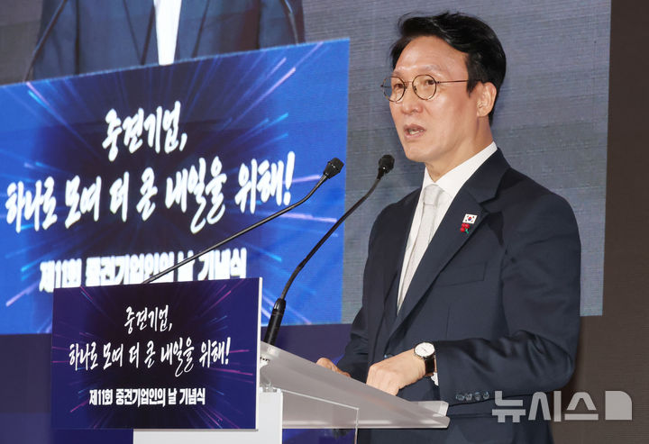 [서울=뉴시스] 김명원 기자 = 김민석 국무총리가 1일 오전 서울 중구 소공동 롯데호텔에서 열린 제11회 중견기업인의 날 기념식에 참석해 축사를 하고 있다. 2025.12.01. kmx1105@newsis.com