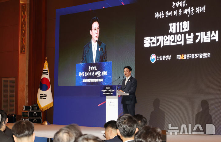 [서울=뉴시스] 김명원 기자 = 김민석 국무총리가 1일 오전 서울 중구 소공동 롯데호텔에서 열린 제11회 중견기업인의 날 기념식에 참석해 축사를 하고 있다. 2025.12.01. kmx1105@newsis.com