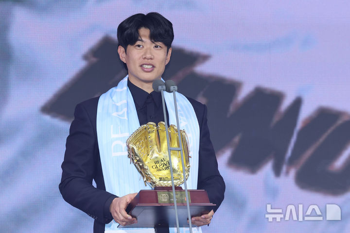 [서울=뉴시스] 권창회 기자 = 1일 서울 광진구 그랜드 워커힐 서울에서 열린 '2025 컴투스프로야구 리얼글러브 어워드'에서 올해의 선수상을 수상한 키움히어로즈 송성문이 수상소감을 밝히고 있다. 리얼글러브 어워드는 한국 프로야구 선수들이 직접 투표를 통해 동료 선수들의 활약을 평가하고 각 포지션별 최고의 선수를 선정하는 국내 유일의 선수 주도형 시상식이다. 2025.12.01. kch0523@newsis.com