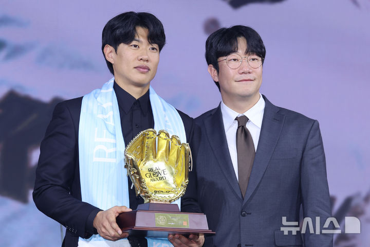 [서울=뉴시스] 권창회 기자 = 1일 서울 광진구 그랜드 워커힐 서울에서 열린 '2025 컴투스프로야구 리얼글러브 어워드'에서 올해의 선수상을 수상한 키움히어로즈 송성문이 양현종 한국프로야구선수협회 회장과 기념촬영을 하고 있다. 리얼글러브 어워드는 한국 프로야구 선수들이 직접 투표를 통해 동료 선수들의 활약을 평가하고 각 포지션별 최고의 선수를 선정하는 국내 유일의 선수 주도형 시상식이다. 2025.12.01. kch0523@newsis.com