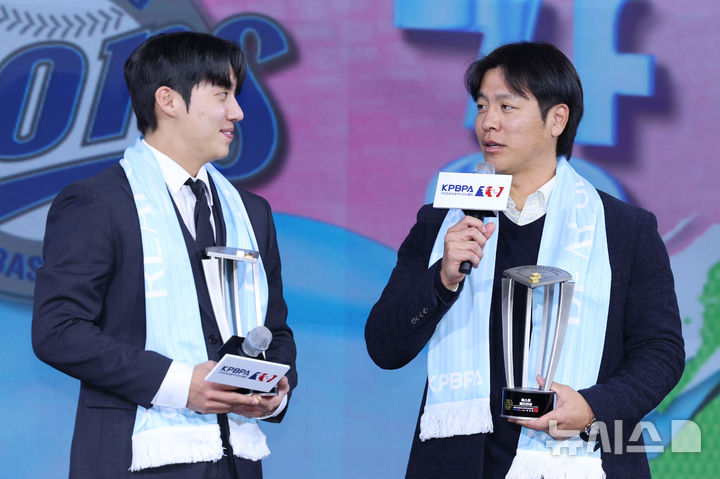 [서울=뉴시스] 권창회 기자 = 1일 서울 광진구 그랜드 워커힐 서울에서 열린 '2025 컴투스프로야구 리얼글러브 어워드'에서 배스트배터리상을 수상한 삼성라이온즈 원태인과 강민호가 수상소감을 밝히고 있다. 리얼글러브 어워드는 한국 프로야구 선수들이 직접 투표를 통해 동료 선수들의 활약을 평가하고 각 포지션별 최고의 선수를 선정하는 국내 유일의 선수 주도형 시상식이다. 2025.12.01. kch0523@newsis.com