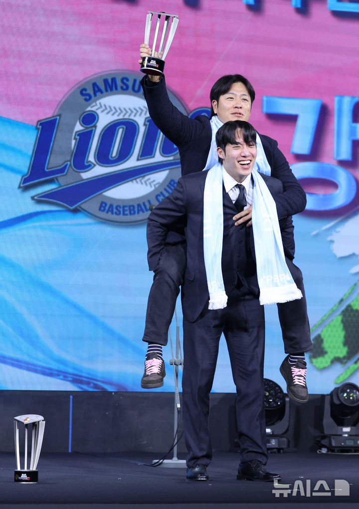 [서울=뉴시스] 권창회 기자 = 1일 서울 광진구 그랜드 워커힐 서울에서 열린 '2025 컴투스프로야구 리얼글러브 어워드'에서 배스트배터리상을 수상한 삼성라이온즈 원태인과 강민호가 기념촬영을 하고 있다. 리얼글러브 어워드는 한국 프로야구 선수들이 직접 투표를 통해 동료 선수들의 활약을 평가하고 각 포지션별 최고의 선수를 선정하는 국내 유일의 선수 주도형 시상식이다. 2025.12.01. kch0523@newsis.com