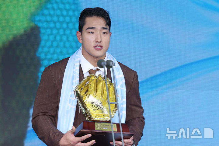 [서울=뉴시스] 권창회 기자 = 1일 서울 광진구 그랜드 워커힐 서울에서 열린 '2025 컴투스프로야구 리얼글러브 어워드'에서 외야수상을 수상한 KT위즈 안현민이 수상소감을 밝히고 있다. 리얼글러브 어워드는 한국 프로야구 선수들이 직접 투표를 통해 동료 선수들의 활약을 평가하고 각 포지션별 최고의 선수를 선정하는 국내 유일의 선수 주도형 시상식이다. 2025.12.01. kch0523@newsis.com