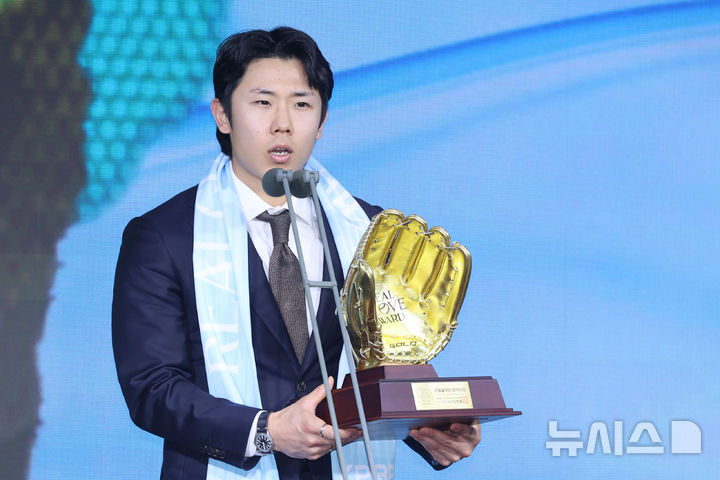 [서울=뉴시스] 권창회 기자 = 1일 서울 광진구 그랜드 워커힐 서울에서 열린 '2025 컴투스프로야구 리얼글러브 어워드'에서 외야수상을 수상한 삼성라이온즈 김성윤이 수상소감을 밝히고 있다. 리얼글러브 어워드는 한국 프로야구 선수들이 직접 투표를 통해 동료 선수들의 활약을 평가하고 각 포지션별 최고의 선수를 선정하는 국내 유일의 선수 주도형 시상식이다. 2025.12.01. kch0523@newsis.com