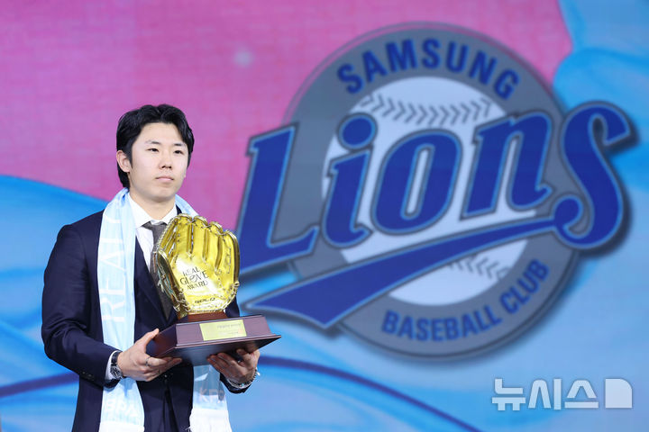 [서울=뉴시스] 권창회 기자 = 1일 서울 광진구 그랜드 워커힐 서울에서 열린 '2025 컴투스프로야구 리얼글러브 어워드'에서 외야수상을 수상한 삼성라이온즈 김성윤이 기념촬영을 하고 있다. 리얼글러브 어워드는 한국 프로야구 선수들이 직접 투표를 통해 동료 선수들의 활약을 평가하고 각 포지션별 최고의 선수를 선정하는 국내 유일의 선수 주도형 시상식이다. 2025.12.01. kch0523@newsis.com