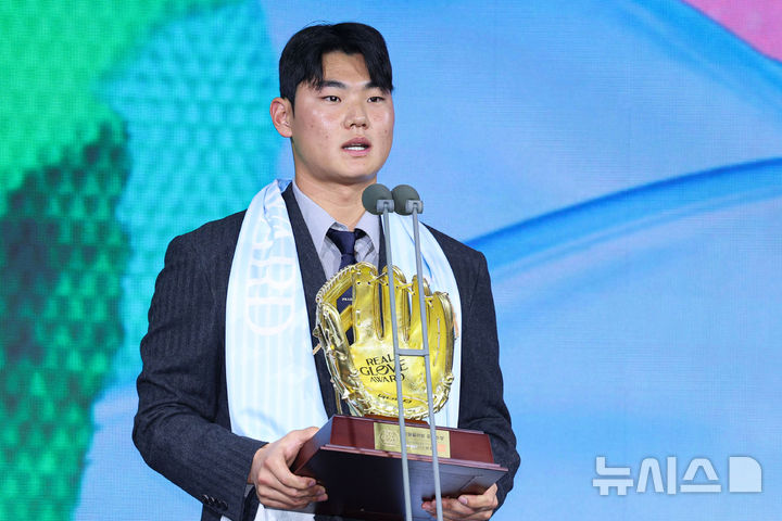 [서울=뉴시스] 권창회 기자 = 1일 서울 광진구 그랜드 워커힐 서울에서 열린 '2025 컴투스프로야구 리얼글러브 어워드'에서 유격수상을 수상한 NC다이노스 김주원이 수상소감을 밝히고 있다. 리얼글러브 어워드는 한국 프로야구 선수들이 직접 투표를 통해 동료 선수들의 활약을 평가하고 각 포지션별 최고의 선수를 선정하는 국내 유일의 선수 주도형 시상식이다. 2025.12.01. kch0523@newsis.com
