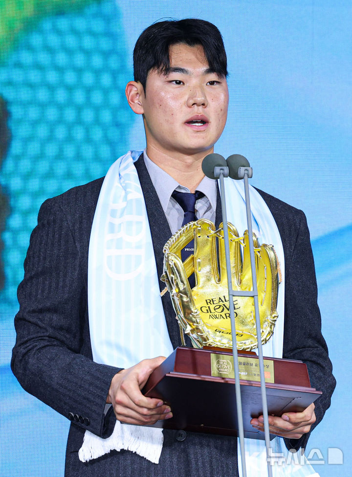 [서울=뉴시스] 권창회 기자 = 1일 서울 광진구 그랜드 워커힐 서울에서 열린 '2025 컴투스프로야구 리얼글러브 어워드'에서 유격수상을 수상한 NC다이노스 김주원이 수상소감을 밝히고 있다. 리얼글러브 어워드는 한국 프로야구 선수들이 직접 투표를 통해 동료 선수들의 활약을 평가하고 각 포지션별 최고의 선수를 선정하는 국내 유일의 선수 주도형 시상식이다. 2025.12.01. kch0523@newsis.com