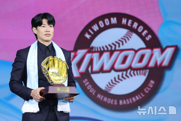 [서울=뉴시스] 권창회 기자 = 1일 서울 광진구 그랜드 워커힐 서울에서 열린 '2025 컴투스프로야구 리얼글러브 어워드'에서 3루수상을 수상한 키움 히어로즈 송성문이 기념촬영을 하고 있다. 리얼글러브 어워드는 한국 프로야구 선수들이 직접 투표를 통해 동료 선수들의 활약을 평가하고 각 포지션별 최고의 선수를 선정하는 국내 유일의 선수 주도형 시상식이다. 2025.12.01. kch0523@newsis.com