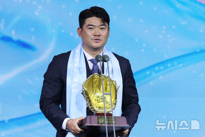 [서울=뉴시스] 권창회 기자 = 1일 서울 광진구 그랜드 워커힐 서울에서 열린 '2025 컴투스프로야구 리얼글러브 어워드'에서 구원투수상을 수상한 SSG랜더스 노경은이 수상소감을 밝히고 있다. 리얼글러브 어워드는 한국 프로야구 선수들이 직접 투표를 통해 동료 선수들의 활약을 평가하고 각 포지션별 최고의 선수를 선정하는 국내 유일의 선수 주도형 시상식이다. 2025.12.01. kch0523@newsis.com