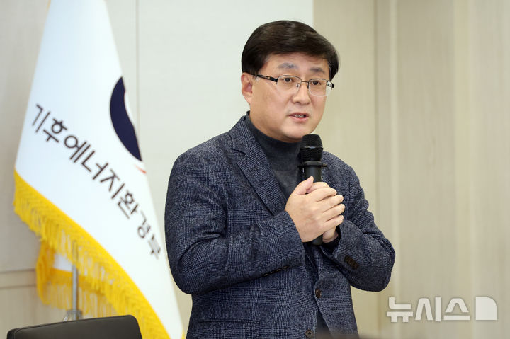 [세종=뉴시스] 강종민 기자 = 김성환 기후에너지환경부 장관이 지난 1일 세종시 정부세종청사에서 열린 출입기자 간담회에서 질문에 답하고 있다. 2025.12.02. ppkjm@newsis.com