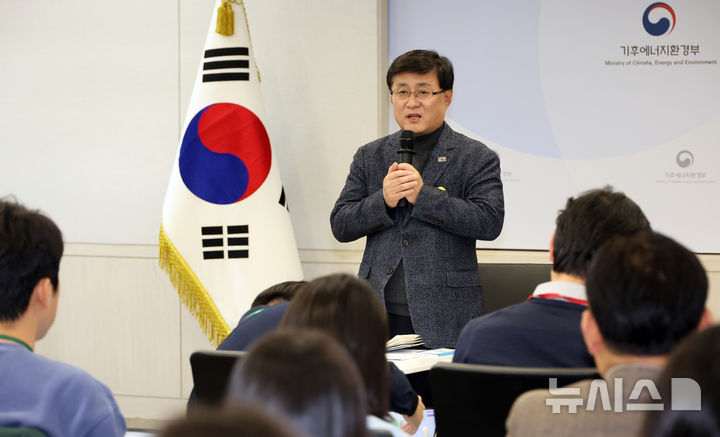 [세종=뉴시스] 강종민 기자 = 김성환 기후에너지환경부 장관이 지난 1일 세종시 정부세종청사에서 열린 출입기자 간담회에서 주요 정책과 현안을 설명하고 있다. 2025.12.02. ppkjm@newsis.com
