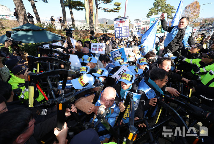 [서울=뉴시스] 이영환 기자 = 김유진 12.29 무안공항 제주항공 여객기참사 유가족협의회 대표와 유가족 등이 1일 오후 서울 용산구 대통령실 인근에서 열린 12.29 무안공항 제주항공 여객기참사 유가족협의회·시민사회 긴급 기자회견을 마친 후 이재명 대통령 면담 요청서 제출을 위해 이동하자 경찰이 막아서고 있다. 2025.12.01. 20hwan@newsis.com