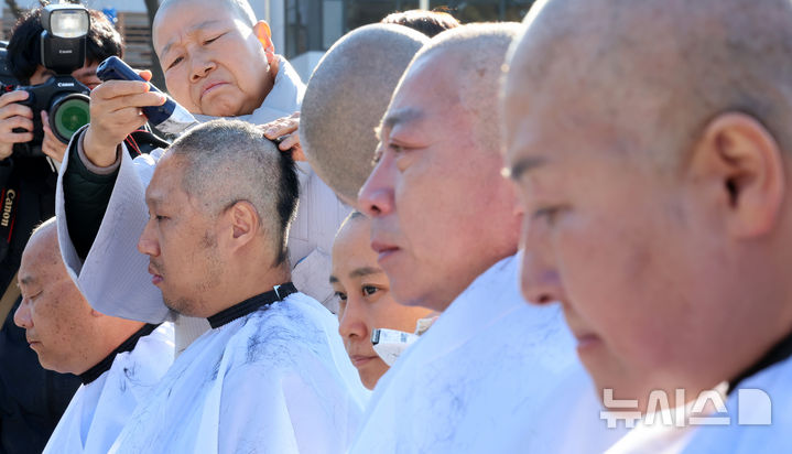[서울=뉴시스] 이영환 기자 = 12.29 무안공항 제주항공 여객기참사 유가족들이 1일 오후 서울 용산구 대통령실 인근에서 열린 12.29 무안공항 제주항공 여객기참사 유가족협의회·시민사회 긴급 기자회견에서 삭발식을 하고 있다. 2025.12.01. 20hwan@newsis.com