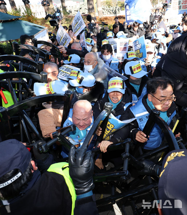 [서울=뉴시스] 이영환 기자 = 김유진 12.29 무안공항 제주항공 여객기참사 유가족협의회 대표와 유가족 등이 1일 오후 서울 용산구 대통령실 인근에서 열린 12.29 무안공항 제주항공 여객기참사 유가족협의회·시민사회 긴급 기자회견을 마친 후 이재명 대통령 면담 요청서 제출을 위해 이동하자 경찰이 막아서고 있다. 2025.12.01. 20hwan@newsis.com