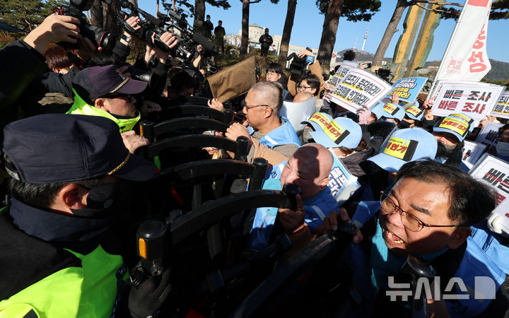 [서울=뉴시스] 이영환 기자 = 김유진 12.29 무안공항 제주항공 여객기참사 유가족협의회 대표와 유가족 등이 1일 오후 서울 용산구 대통령실 인근에서 열린 12.29 무안공항 제주항공 여객기참사 유가족협의회·시민사회 긴급 기자회견을 마친 후 이재명 대통령 면담 요청서 제출을 위해 이동하자 경찰이 막아서고 있다. 2025.12.01. 20hwan@newsis.com