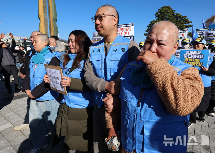 [서울=뉴시스] 이영환 기자 = 김유진 12.29 무안공항 제주항공 여객기참사 유가족협의회 대표와 유가족 등이 1일 오후 서울 용산구 대통령실 인근에서 열린 12.29 무안공항 제주항공 여객기참사 유가족협의회·시민사회 긴급 기자회견을 마친 후 이재명 대통령 면담 요청서 제출을 위해 이동하고 있다. 2025.12.01. 20hwan@newsis.com