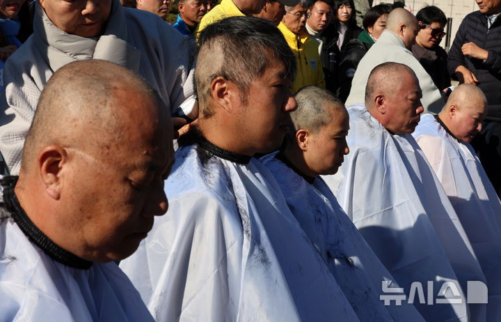 [서울=뉴시스] 이영환 기자 = 12.29 무안공항 제주항공 여객기참사 유가족들이 1일 오후 서울 용산구 대통령실 인근에서 열린 12.29 무안공항 제주항공 여객기참사 유가족협의회·시민사회 긴급 기자회견에서 삭발식을 하고 있다. 2025.12.01. 20hwan@newsis.com