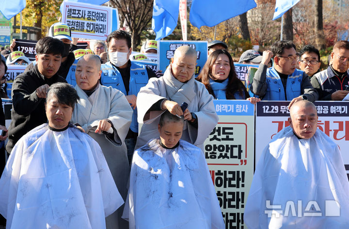 [서울=뉴시스] 이영환 기자 = 12.29 무안공항 제주항공 여객기참사 유가족들이 1일 오후 서울 용산구 대통령실 인근에서 열린 12.29 무안공항 제주항공 여객기참사 유가족협의회·시민사회 긴급 기자회견에서 삭발식을 하고 있다. 2025.12.01. 20hwan@newsis.com