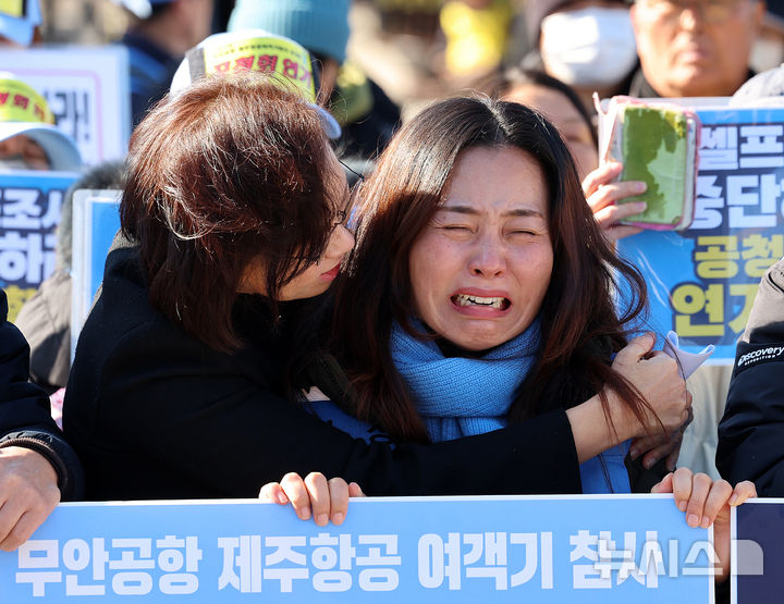 [서울=뉴시스] 이영환 기자 = 김유진 12.29 무안공항 제주항공 여객기참사 유가족협의회 대표가 1일 오후 서울 용산구 대통령실 인근에서 열린 12.29 무안공항 제주항공 여객기참사 유가족협의회·시민사회 긴급 기자회견에서 슬픔에 잠겨 있다. 2025.12.01. 20hwan@newsis.com