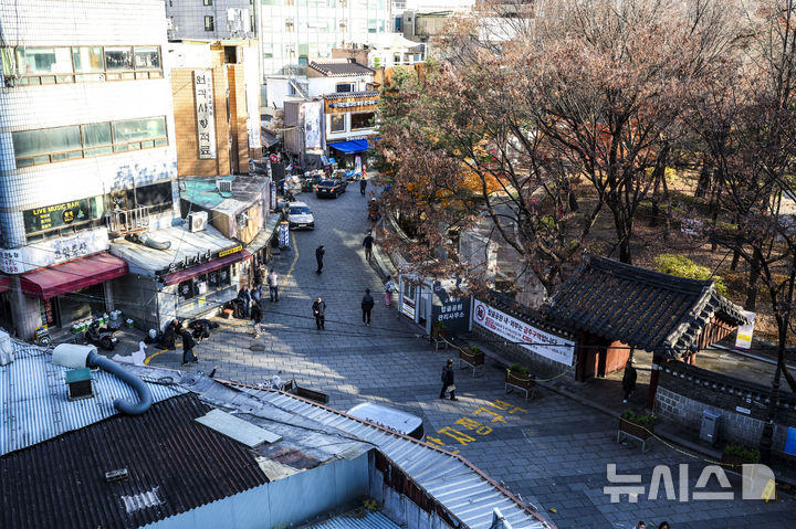 [서울=뉴시스] 정병혁 기자 = 1일 서울 종로구 탑골공원 입구에 금주구역 안내 현수막이 걸려있다. 서울 종로구가 탑골공원의 역사성과 공공성을 보존하기 위해 금주구역 지정과 원각사지 십층석탑 보호각 개선 등 '탑골공원 개선사업'을 추진한다. 계도기간은 이날부터 내년 3월 31일까지이며 내년 4월 1일부터는 10만원의 과태료를 부과한다. 열린 술병 소지나 주류를 다른 용기에 옮겨 마시는 행위도 단속 대상이다. 2025.12.01. jhope@newsis.com