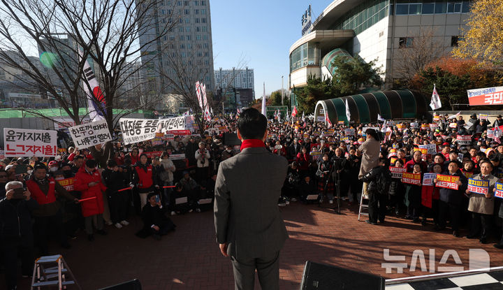 [인천=뉴시스] 홍효식 기자 = 장동혁 국민의힘 대표가 1일 오후 인천 미추홀구 주안역 인근에서 열린 민생회복 법치수호 국민대회에서 발언하고 있다. 2025.12.01. yesphoto@newsis.com