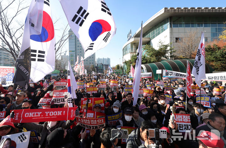 [인천=뉴시스] 홍효식 기자 = 1일 오후 인천 미추홀구 주안역 인근에서 열린 국민의힘 민생회복 법치수호 국민대회에서 참석자들이 피켓을 들고 구호를 외치고 있다. 2025.12.01. yesphoto@newsis.com