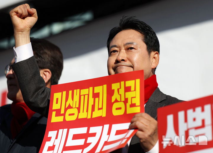 [인천=뉴시스] 홍효식 기자 = 장동혁 국민의힘 대표가 1일 오후 인천 미추홀구 주안역 인근에서 열린 민생회복 법치수호 국민대회에서 당원들에게 인사하고 있다. 2025.12.01. yesphoto@newsis.com