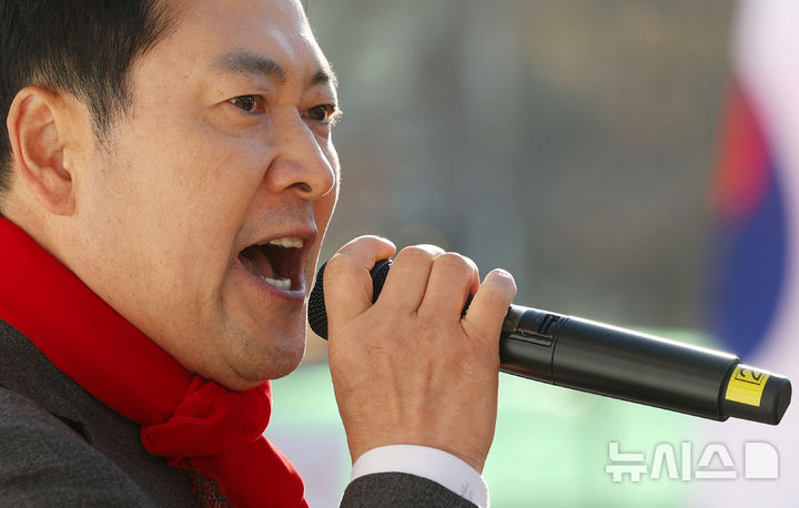 [인천=뉴시스] 홍효식 기자 = 장동혁 국민의힘 대표가 1일 오후 인천 미추홀구 주안역 인근에서 열린 민생회복 법치수호 국민대회에서 발언하고 있다. 2025.12.01. yesphoto@newsis.com