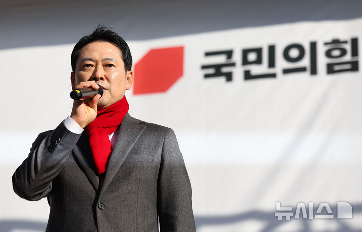 [인천=뉴시스] 홍효식 기자 = 장동혁 국민의힘 대표가 1일 오후 인천 미추홀구 주안역 인근에서 열린 민생회복 법치수호 국민대회에서 발언하고 있다. 2025.12.01. yesphoto@newsis.com