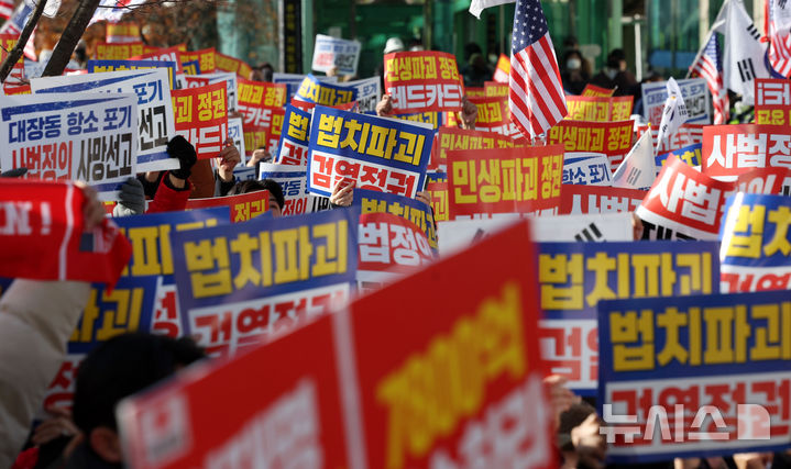 [인천=뉴시스] 홍효식 기자 = 1일 오후 인천 미추홀구 주안역 인근에서 열린 국민의힘 민생회복 법치수호 국민대회에서 참석자들이 피켓을 들고 구호를 외치고 있다. 2025.12.01. yesphoto@newsis.com