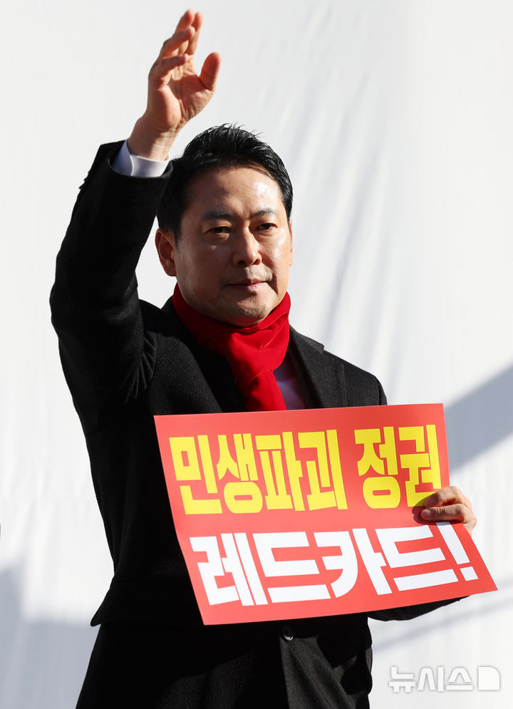 [인천=뉴시스] 홍효식 기자 = 장동혁 국민의힘 대표가 1일 오후 인천 미추홀구 주안역 인근에서 열린 민생회복 법치수호 국민대회에서 당원들에게 인사하고 있다. 2025.12.01. yesphoto@newsis.com